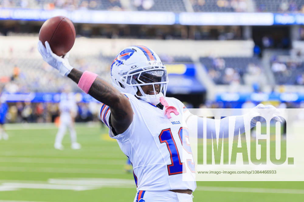 19 Greg Dortch, WR of the Buffalo Bills during the pregame prior to their regular NFL, American Football Herren, USA season game against the Los Angeles Rams on Monday October 12, 2026 at SoFi Stadium in Inglewood, California. ARIANA RUIZ PI Inglewood USA - ZUMAp124 20261012_zaa_p124_002