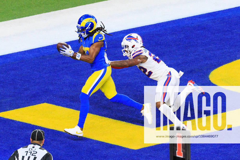 17 Davante Adams, WR for the Los Angeles Rams, makes a touchdown catch ahead of 22 C.J. Gardner-Johnson, S for the Buffalo Bills, during a regular-season NFL, American Football Herren, USA game on Monday, October 12, 2026, at SoFi Stadium in Inglewood, California. JAVIER ROJAS PI Inglewood USA - ZUMAp124 20261012_zaa_p124_020