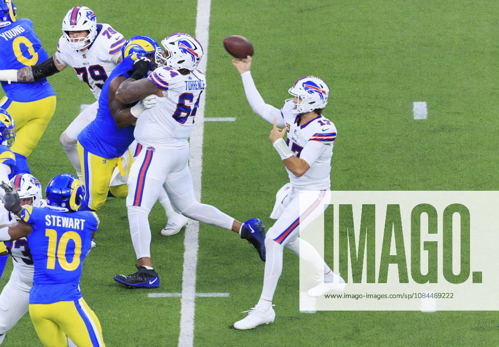 17 Josh Allen, QB of the Buffalo Bills throws a pass during their regular NFL, American Football Herren, USA season game against the Los Angeles Rams on Monday October 12, 2026 at SoFi Stadium in Inglewood, California. ARIANA RUIZ PI Rams Vs. Bills - ZUMAp124 20261012_zaa_p124_022