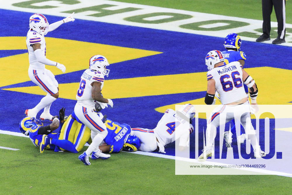 4 James Cook III, RB of the Buffalo Bills scores a touchdown during their regular NFL, American Football Herren, USA season game against the Los Angeles Rams on Monday October 12, 2026 at SoFi Stadium in Inglewood, California. ARIANA RUIZ PI Inglewood USA - ZUMAp124 20261012_zaa_p124_035