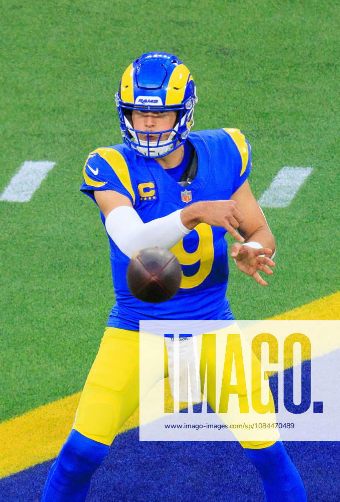 9 Matthew Stafford, QB of the Los Angeles Rams throws a pass during a regular NFL, American Football Herren, USA game against the Buffalo Bills on Monday October 12, 2026 at SoFi Stadium in Inglewood, California. Rams lose to Bills, 34-37 in overtime. JAVIER ROJAS PI Rams Vs. Bills - ZUMAp124 20261012_zaa_p124_043