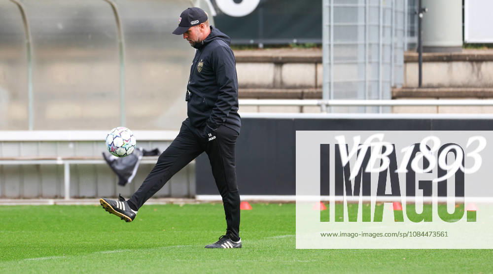 2026.10.13, Deutschland, Stuttgart, Fußball VfB Stuttgart Training, Trainer Sebastian Hoeneß jongliert den Ball
