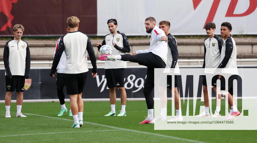 2026.10.13, Deutschland, Stuttgart, Fußball VfB Stuttgart Training, Jeff Chabot (am Ball)