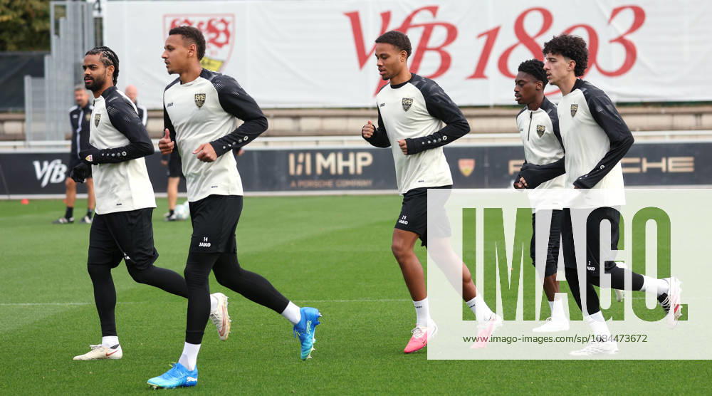 2026.10.13, Deutschland, Stuttgart, Fußball VfB Stuttgart Training, v.l. Lorenz Assignon, Luca Jaquez (VfB), Nicolas Nartey (VfB), Justin Diehl, Ameen Al-Dakhil (VfB)