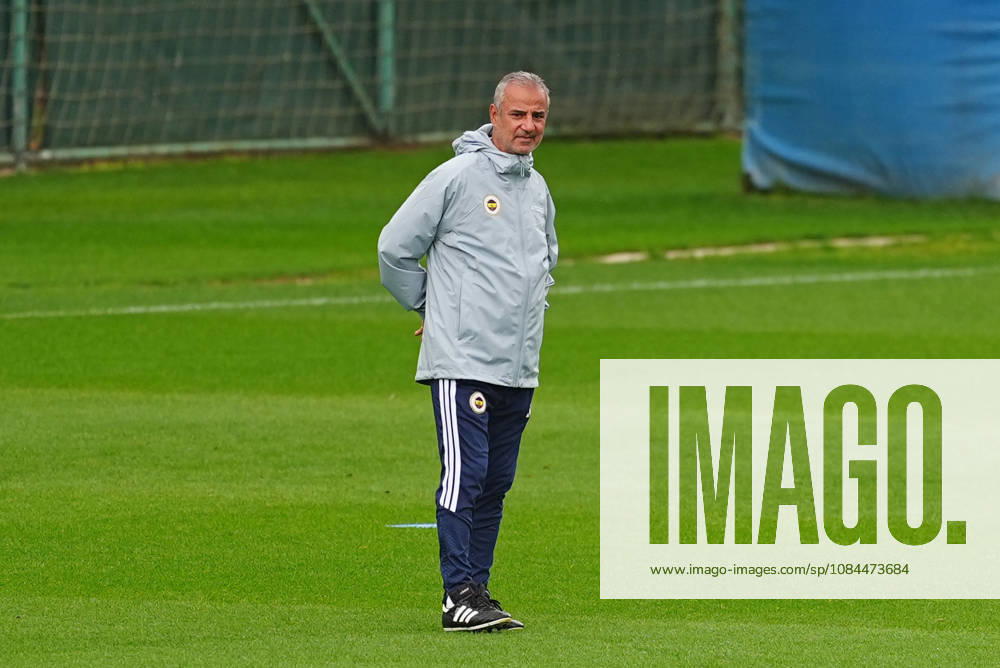 Fenerbahce complete preparations for Aston Villa clash in UEFA Champions League ISTANBUL, TURKIYE - OCTOBER 13: Fenerbahce head coach Ismail Kartal leads a training session at Can Bartu Training Facilities as the team completes preparations for their away match against Aston Villa in the second week of the UEFA Champions League, in Istanbul, Turkiye, on October 13, 2026. Adem Kutucu Anadolu Istanbul Turkey. Editorial use only. Please get in touch for any other usage.