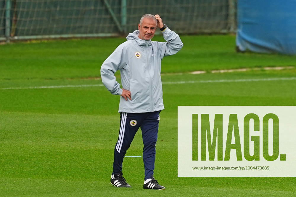 Fenerbahce complete preparations for Aston Villa clash in UEFA Champions League ISTANBUL, TURKIYE - OCTOBER 13: Fenerbahce head coach Ismail Kartal leads a training session at Can Bartu Training Facilities as the team completes preparations for their away match against Aston Villa in the second week of the UEFA Champions League, in Istanbul, Turkiye, on October 13, 2026. Adem Kutucu Anadolu Istanbul Turkey. Editorial use only. Please get in touch for any other usage.