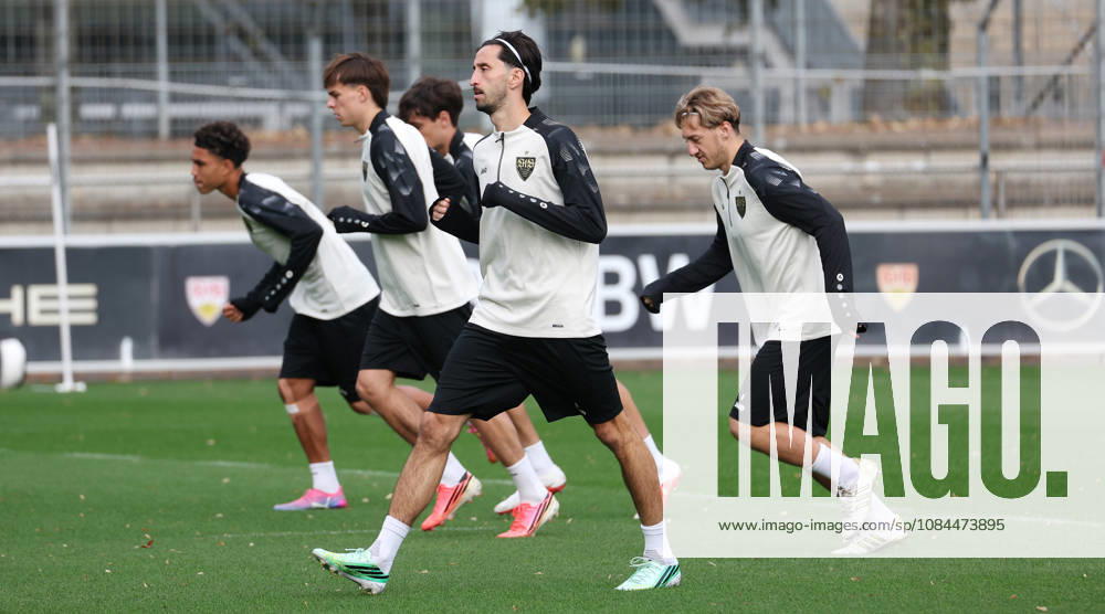 2026.10.13, Deutschland, Stuttgart, Fußball VfB Stuttgart Training, Atakan Karazor (vorn)