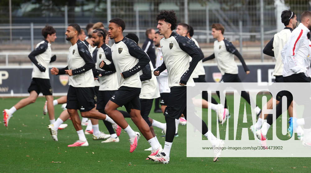 2026.10.13, Deutschland, Stuttgart, Fußball VfB Stuttgart Training, v.l. Josha Vagnoman, Nicolas Nartey (VfB), Ameen Al-Dakhil (VfB)