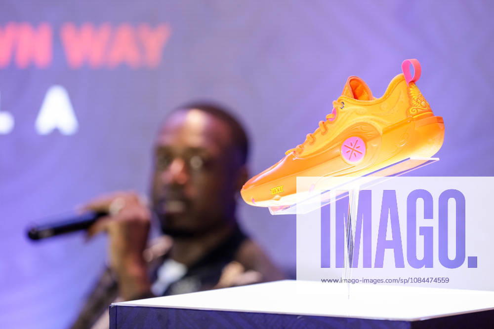 Former NB basketball player Dwyane Wade in Manila Former NBA, Basketball Herren, USA professional basketball player Dwyane Wade looks at his shoe during a press conference, PK, Pressekonferenz in Manila, Philippines, on October 13, 2026. Dwyane Wade is in Manila for a promotional tour from October 13-14. Manila PHILIPPINES