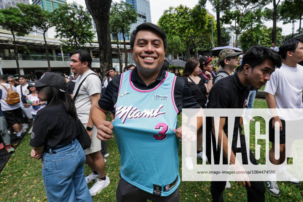Former NB basketball player Dwyane Wade in Manila A fan of former NBA, Basketball Herren, USA professional basketball player Dwyane Wade shows his basketball jersey at an event venue in Manila, Philippines, on October 13, 2026. Dwyane Wade is in Manila for a promotional tour from October 13-14. Manila PHILIPPINES