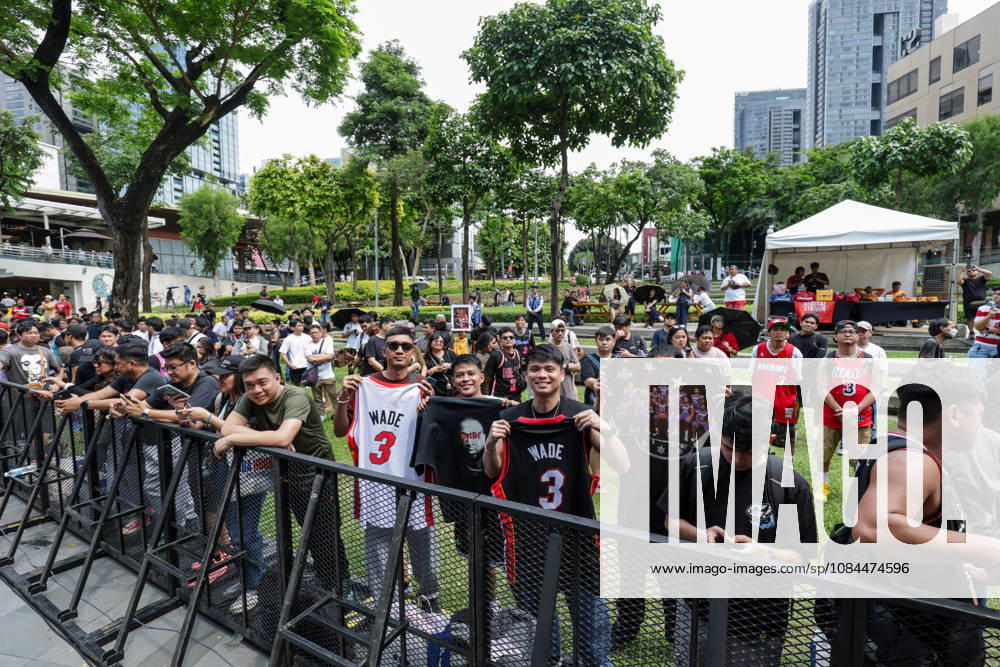 Former NB basketball player Dwyane Wade in Manila Fans of former NBA, Basketball Herren, USA professional basketball player Dwyane Wade lineup at an event venue in Manila, Philippines, on October 13, 2026. Dwyane Wade is in Manila for a promotional tour from October 13-14. Manila PHILIPPINES