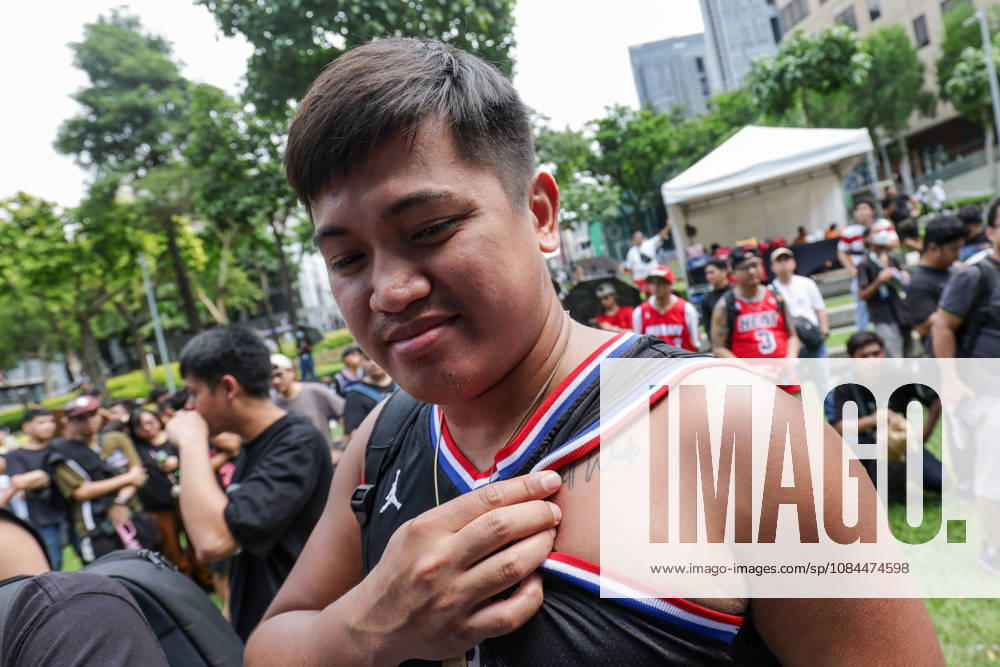 Former NB basketball player Dwyane Wade in Manila A fan of former NBA, Basketball Herren, USA professional basketball player Dwyane Wade shows a tattoo at an event venue in Manila, Philippines, on October 13, 2026. Dwyane Wade is in Manila for a promotional tour from October 13-14. Manila PHILIPPINES