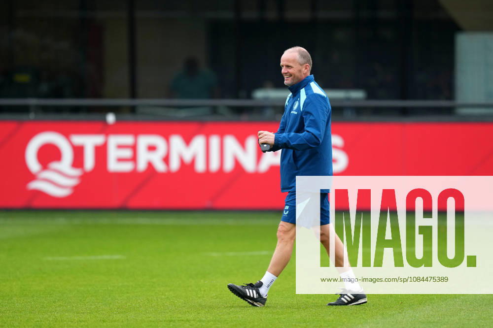 Training Champions League Feyenoord Rotterdam 2026 2027 Rotterdam - Assistant coach Sipke Hulshoff of Feyenoord Rotterdam looks on during a training before the Champions League match against Como 1907. The training is set at Trainingscomplex 1908 on 13 October 2026 in Rotterdam, Netherlands. (Hero Images Yannick Verhoeven)