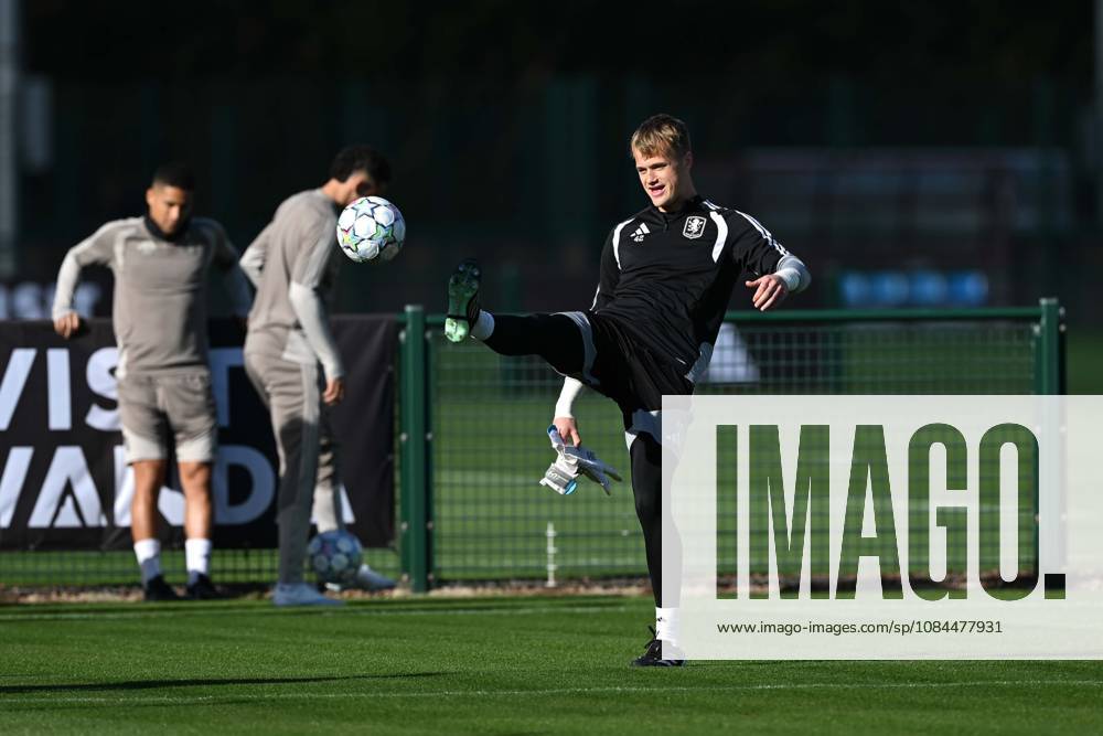 Aston Villa completes preparations for UCL clash against Fenerbahce TAMWORTH, UNITED KINGDOM - OCTOBER 13: Aston Villa team completes its preparations for the UEFA Champions League second matchday against Fenerbahce with a training session at the Bodymoor Heath Training Ground, in Tamworth, United Kingdom on October 13, 2026. Rasid Necati Aslim Anadolu Tamworth United Kingdom. Editorial use only. Please get in touch for any other usage.