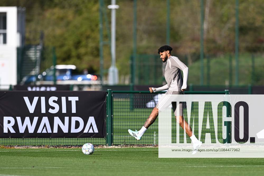 Aston Villa completes preparations for UCL clash against Fenerbahce TAMWORTH, UNITED KINGDOM - OCTOBER 13: Aston Villa team completes its preparations for the UEFA Champions League second matchday against Fenerbahce with a training session at the Bodymoor Heath Training Ground, in Tamworth, United Kingdom on October 13, 2026. Rasid Necati Aslim Anadolu Tamworth United Kingdom. Editorial use only. Please get in touch for any other usage.