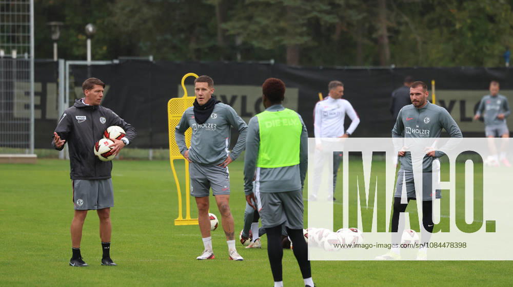 Fussball 1.Bundesliga , SV Elversberg - Training v.l. Mike Frantz Co-Trainer (SV 07 Elversberg) Lukas Pinckert (SV 07 Elversberg) Luca Sirch (SV 07 Elversberg) St. Ingbert