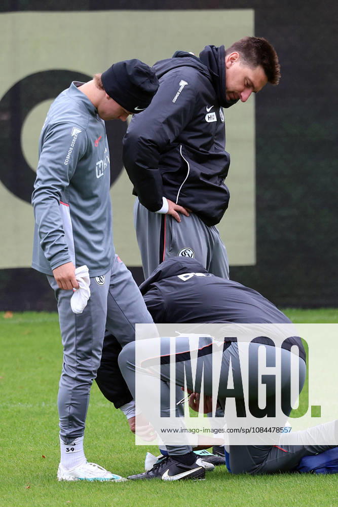 Fussball 1.Bundesliga , SV Elversberg - Training v.l. Cole Campbell (SV 07 Elversberg) verletzt, Verletzung, Schmerz, Schmerzen, injured, injury, pain, pains Training beendet. Vincent Wagner Trainer (SV 07 Elversberg) St. Ingbert