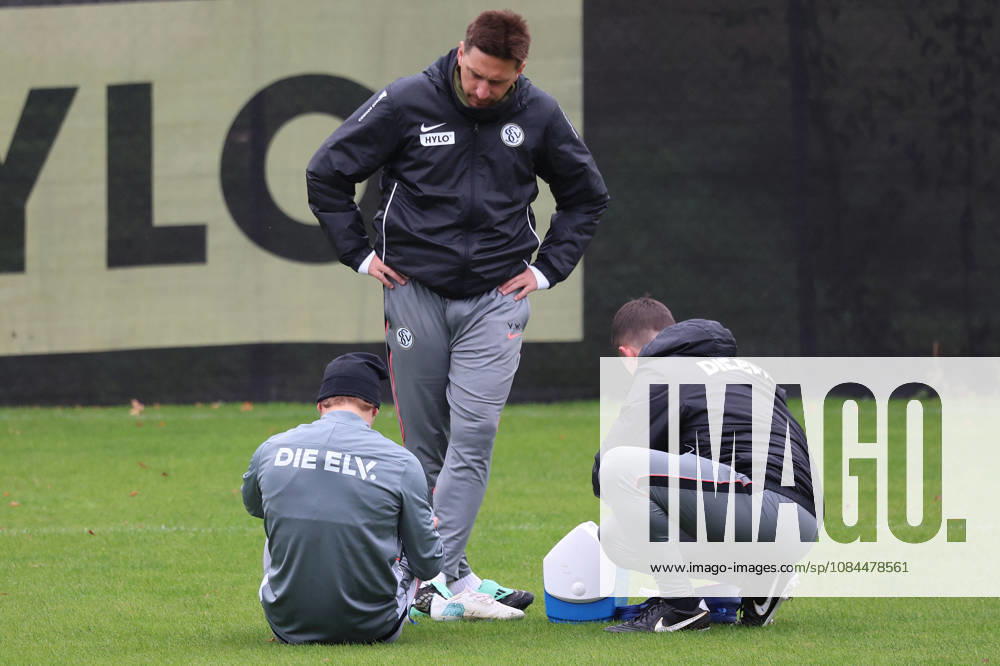 Fussball 1.Bundesliga , SV Elversberg - Training v.l. Cole Campbell (SV 07 Elversberg) verletzt, Verletzung, Schmerz, Schmerzen, injured, injury, pain, pains Training beendet. Vincent Wagner Trainer (SV 07 Elversberg) St. Ingbert