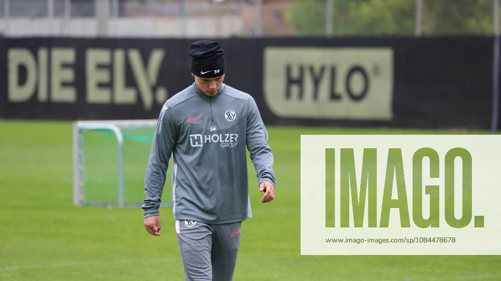 Fussball 1.Bundesliga , SV Elversberg - Training v.l. Cole Campbell (SV 07 Elversberg) verletzt, Verletzung, Schmerz, Schmerzen, injured, injury, pain, pains Training beendet. St. Ingbert