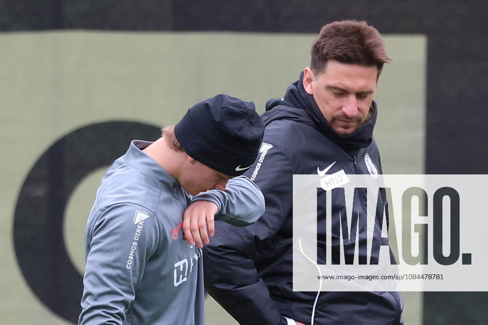 Fussball 1.Bundesliga , SV Elversberg - Training v.l. Cole Campbell (SV 07 Elversberg) verletzt, Verletzung, Schmerz, Schmerzen, injured, injury, pain, pains Training beendet. Vincent Wagner Trainer (SV 07 Elversberg) St. Ingbert