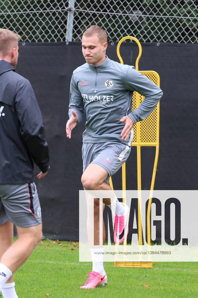 Fussball 1.Bundesliga , SV Elversberg - Training v.l. Luis Seifert (SV 07 Elversberg) St. Ingbert