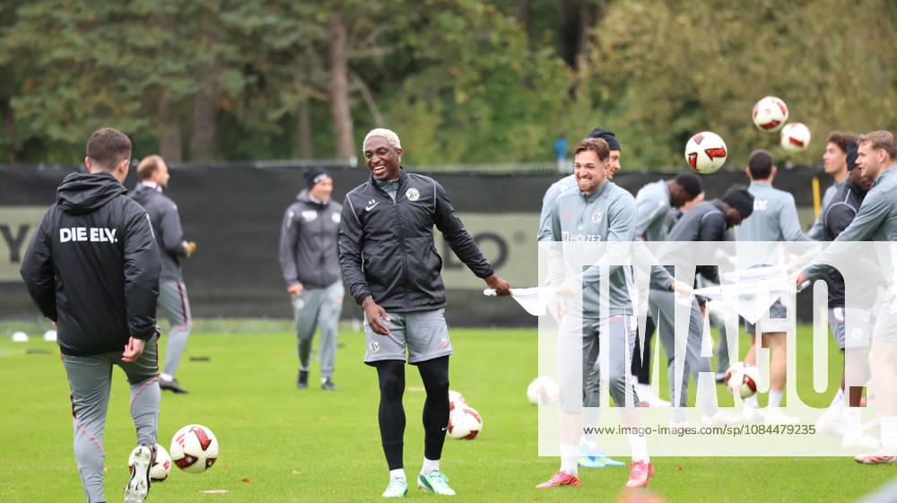 Fussball 1.Bundesliga , SV Elversberg - Training v.l. David Mokwa (SV 07 Elversberg) Luca Schnellbacher (SV 07 Elversberg) lacht, laechelt, positiv, zufrieden, laughs, smiles, positive, satisfied St. Ingbert