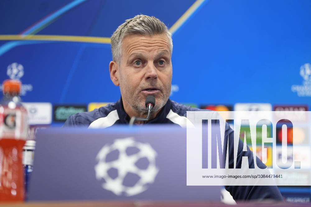 Soccer, Champions League 2026–2027, Bodo Glimt, Borussia Dortmund, Bodo, October 13, 2026: Andreas Helmersen and coach Kjetil Knudsen during Bodo Glimt’s press conference at Aspmyra Stadium, the day before the Champions League match between Bodo Glimt and Borussia Dortmund. Photo: Terje Pedersen, NTB, Bodo, Norway. . RESTRICTED USE FOR BETTING COMPANIES.