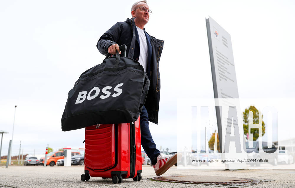 Stuttgart, Fußball UEFA Champions League, Saison 2026-2027, VfB Stuttgart fliegt nach Bratislava, Abflug, Alexander Wehrle