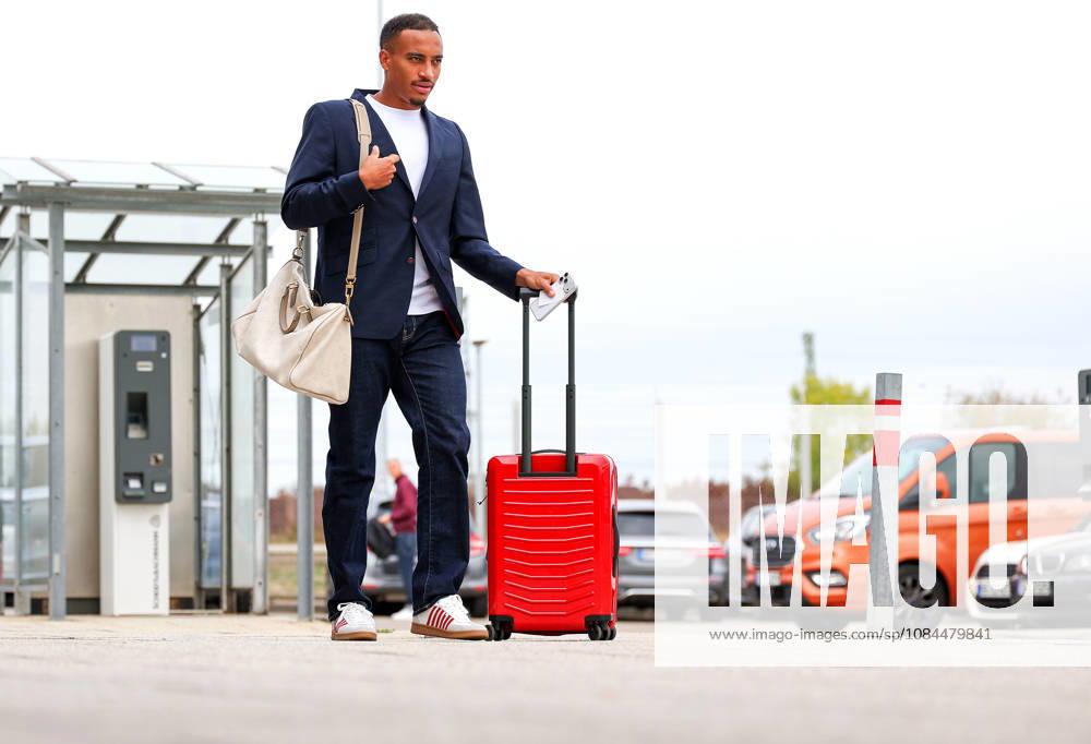 Stuttgart, Fußball UEFA Champions League, Saison 2026-2027, VfB Stuttgart fliegt nach Bratislava, Abflug, Jamie Leweling