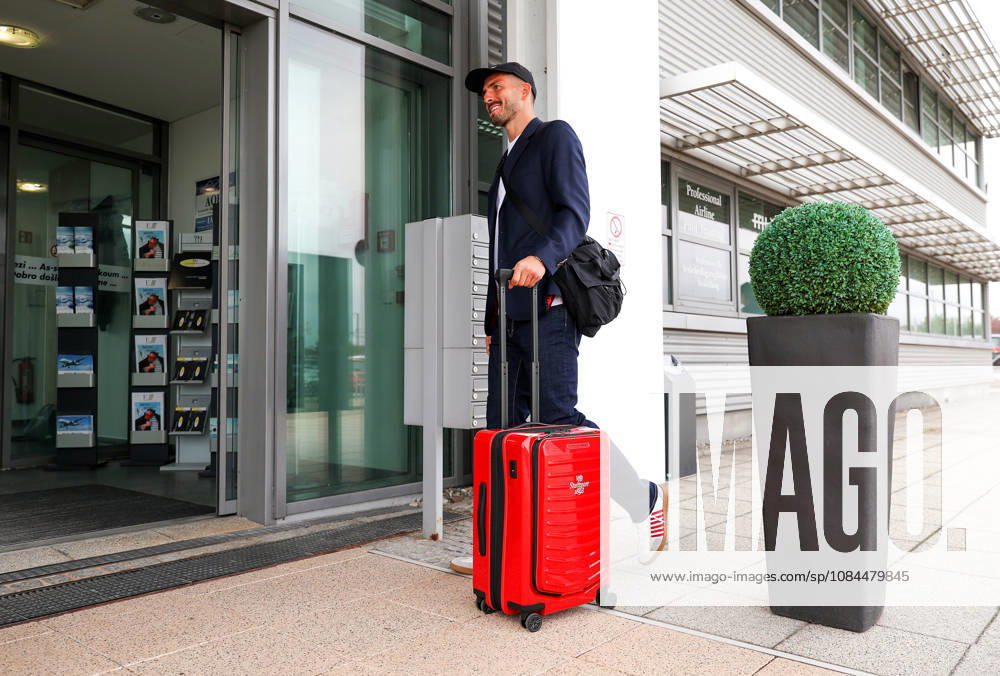 Stuttgart, Fußball UEFA Champions League, Saison 2026-2027, VfB Stuttgart fliegt nach Bratislava, Abflug, Fabian Bredlow