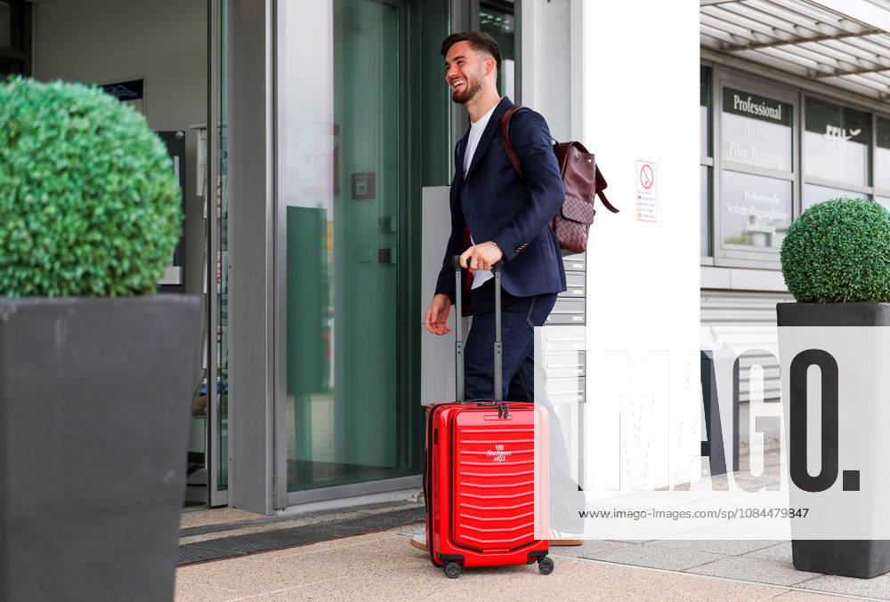 Stuttgart, Fußball UEFA Champions League, Saison 2026-2027, VfB Stuttgart fliegt nach Bratislava, Abflug, Dennis Seimen