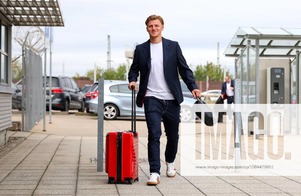 Stuttgart, Fußball UEFA Champions League, Saison 2026-2027, VfB Stuttgart fliegt nach Bratislava, Abflug, Finn Jeltsch