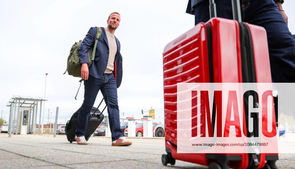 Stuttgart, Fußball UEFA Champions League, Saison 2026-2027, VfB Stuttgart fliegt nach Bratislava, Abflug, VfB Trainer Sebastian Hoeneß