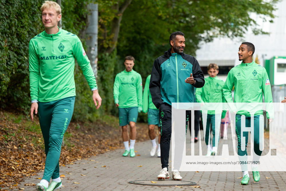 GER, Fussball, Herren, 1. Bundesliga, Saison 2026 2027, Training, SV Werder Bremen Daniel Thioune ( Werder Bremen, Trainer ) und Team um Arthur ( Werder Bremen, 13 ), Oskar Wojcik ( Bremen, 03 ) Bremen Trainingsgelände Weserstadion Bremen Deutschland