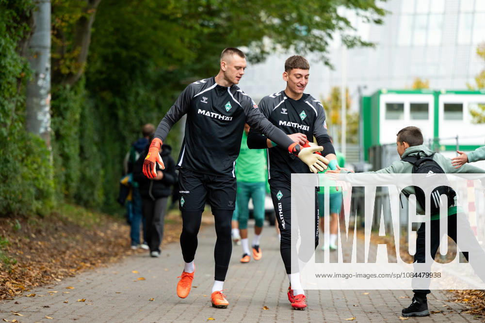 GER, Fussball, Herren, 1. Bundesliga, Saison 2026 2027, Training, SV Werder Bremen Karl Hein ( Werder Bremen, 01 ) , Stefan Smarkalev ( Bremen, 37 ) klatschen mit Fan ab Bremen Trainingsgelände Weserstadion Bremen Deutschland