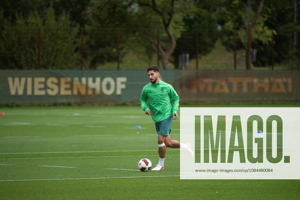 GER, Fussball, Herren, 1. Bundesliga, Saison 2026 2027, Training, SV Werder Bremen Ludovit Reis ( Werder Bremen, 15 ) am Ball Bremen Trainingsgelände Weserstadion Bremen Deutschland