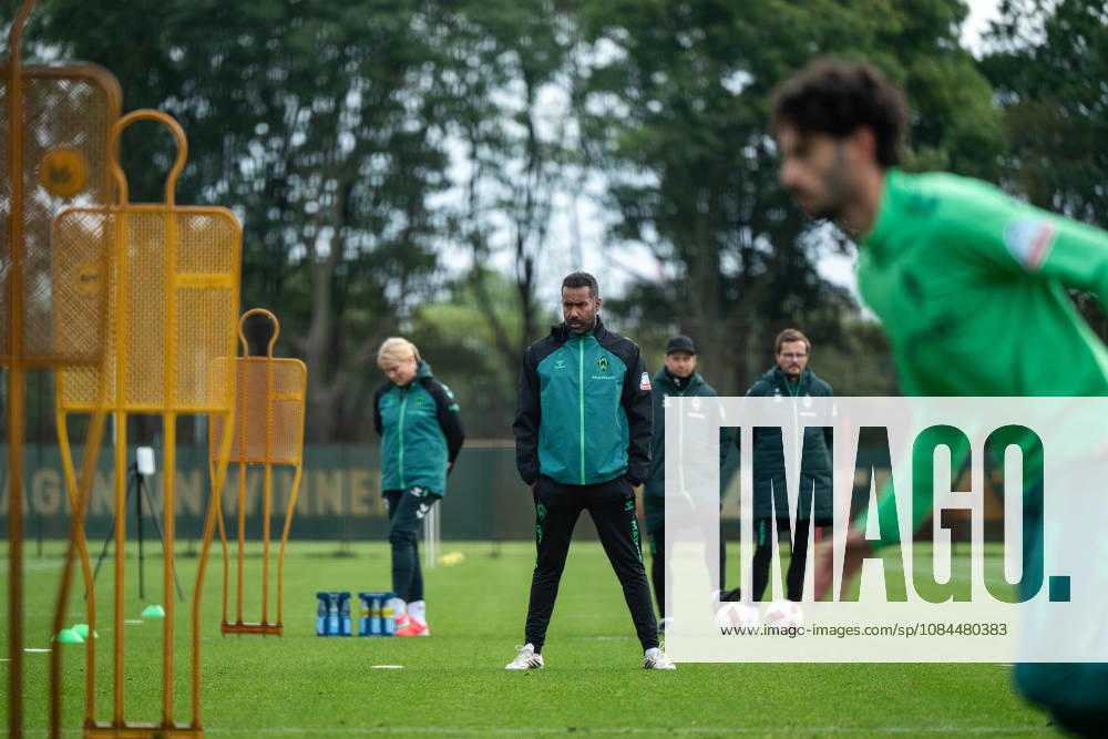 GER, Fussball, Herren, 1. Bundesliga, Saison 2026 2027, Training, SV Werder Bremen Daniel Thioune ( Werder Bremen, Trainer ) und Trainerteam, davor Eren Dinkci ( Werder Bremen, 18 ) Bremen Trainingsgelände Weserstadion Bremen Deutschland