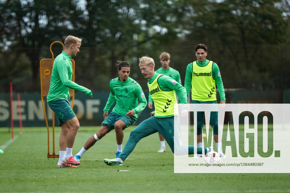 GER, Fussball, Herren, 1. Bundesliga, Saison 2026 2027, Training, SV Werder Bremen Oskar Wojcik ( Bremen, 03 ) im Zweikampf mit Marco Grüll ( Werder Bremen, 17 ) Bremen Trainingsgelände Weserstadion Bremen Deutschland