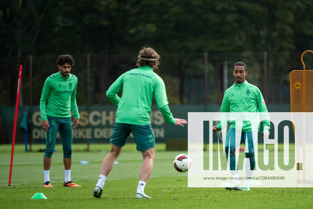 GER, Fussball, Herren, 1. Bundesliga, Saison 2026 2027, Training, SV Werder Bremen Arthur ( Werder Bremen, 13 ), Eren Dinkci ( Werder Bremen, 18 ), davor Mitchell Weiser ( Werder Bremen, 08 ) Bremen Trainingsgelände Weserstadion Bremen Deutschland