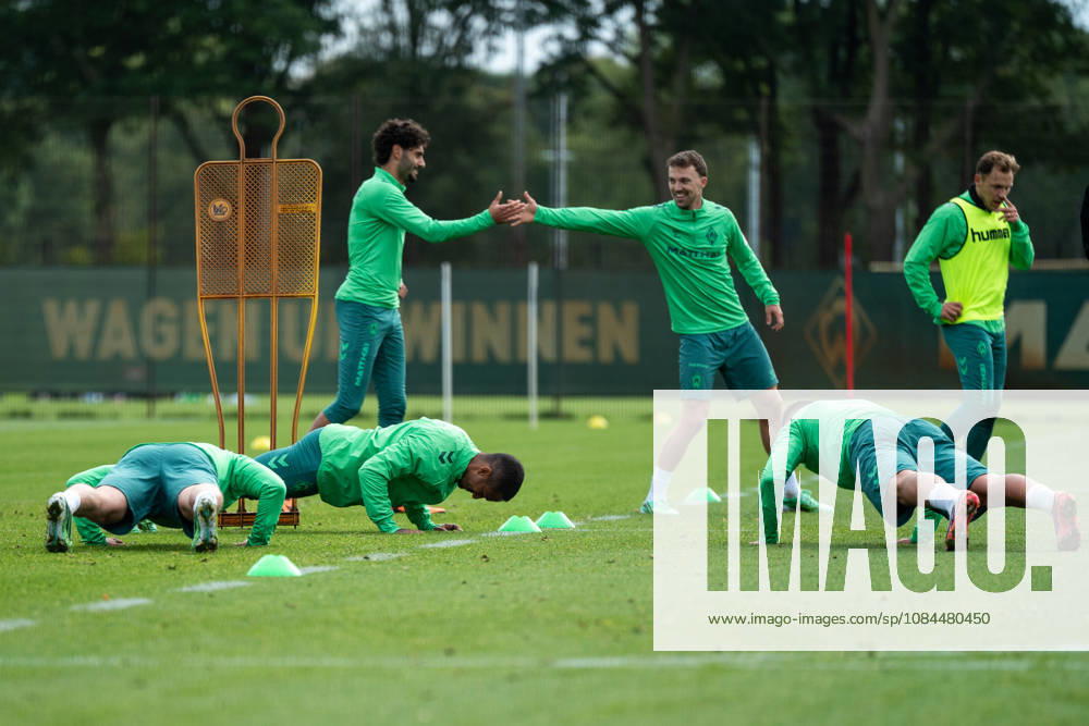 GER, Fussball, Herren, 1. Bundesliga, Saison 2026 2027, Training, SV Werder Bremen Arthur ( Werder Bremen, 13 ) und Team machen Liegestütze, dahinter Eren Dinkci ( Werder Bremen, 18 ), Youri Regeer ( Werder Bremen, 44 ) klatschen ab Bremen Trainingsgelände Weserstadion Bremen Deutschland