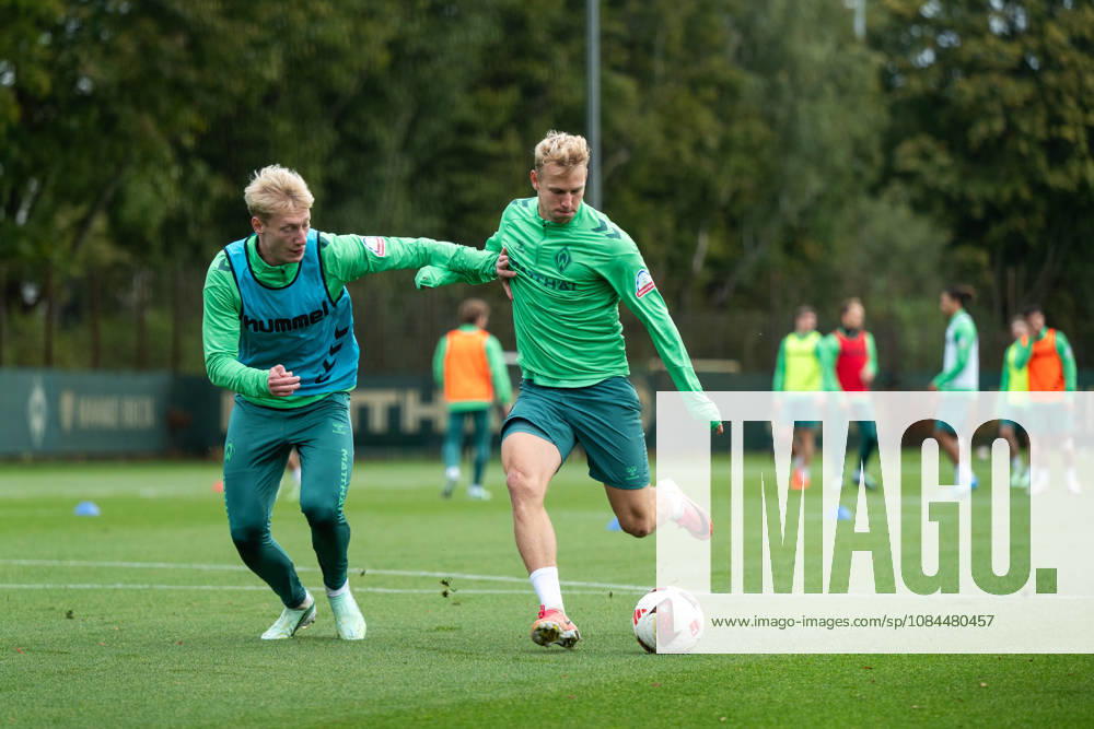 GER, Fussball, Herren, 1. Bundesliga, Saison 2026 2027, Training, SV Werder Bremen Marco Grüll ( Werder Bremen, 17 ) am Ball im Zweikampf mit Oskar Wojcik ( Bremen, 03 ) Bremen Trainingsgelände Weserstadion Bremen Deutschland