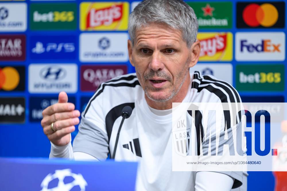 SOCCER - UEFA CL, LASK vs Liverpool LINZ,AUSTRIA,13.OCT.26 - SOCCER - UEFA Champions League, Linzer ASK vs Liverpool FC, preview, press conference, PK, Pressekonferenz LASK. Image shows head coach Dietmar Kuehbauer (LASK). GEPAxpictures xChristianxMoser