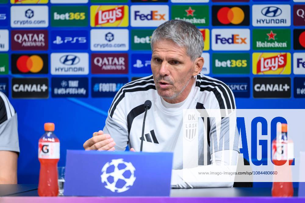 SOCCER - UEFA CL, LASK vs Liverpool LINZ,AUSTRIA,13.OCT.26 - SOCCER - UEFA Champions League, Linzer ASK vs Liverpool FC, preview, press conference, PK, Pressekonferenz LASK. Image shows head coach Dietmar Kuehbauer (LASK). GEPAxpictures xChristianxMoser