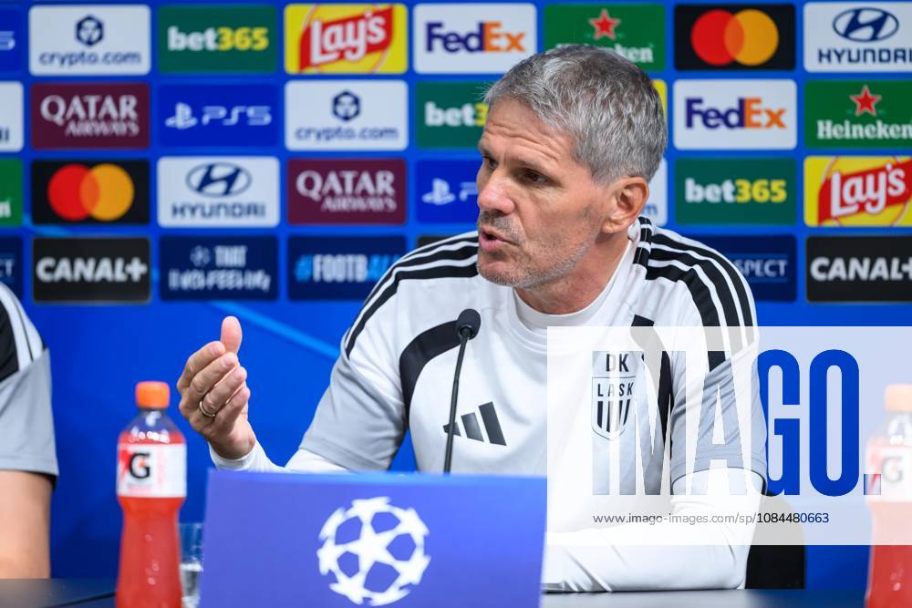 SOCCER - UEFA CL, LASK vs Liverpool LINZ,AUSTRIA,13.OCT.26 - SOCCER - UEFA Champions League, Linzer ASK vs Liverpool FC, preview, press conference, PK, Pressekonferenz LASK. Image shows head coach Dietmar Kuehbauer (LASK). GEPAxpictures xChristianxMoser