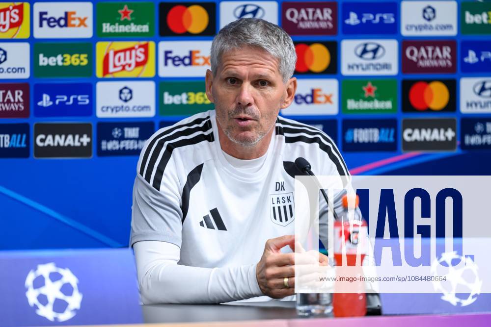 SOCCER - UEFA CL, LASK vs Liverpool LINZ,AUSTRIA,13.OCT.26 - SOCCER - UEFA Champions League, Linzer ASK vs Liverpool FC, preview, press conference, PK, Pressekonferenz LASK. Image shows head coach Dietmar Kuehbauer (LASK). GEPAxpictures xChristianxMoser
