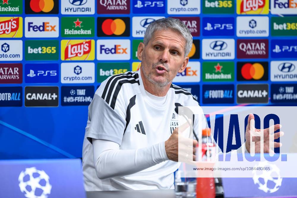 SOCCER - UEFA CL, LASK vs Liverpool LINZ,AUSTRIA,13.OCT.26 - SOCCER - UEFA Champions League, Linzer ASK vs Liverpool FC, preview, press conference, PK, Pressekonferenz LASK. Image shows head coach Dietmar Kuehbauer (LASK). GEPAxpictures xChristianxMoser