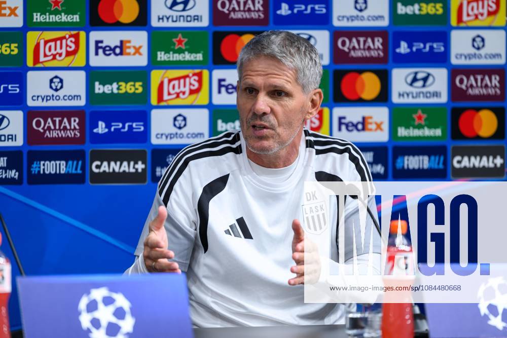 SOCCER - UEFA CL, LASK vs Liverpool LINZ,AUSTRIA,13.OCT.26 - SOCCER - UEFA Champions League, Linzer ASK vs Liverpool FC, preview, press conference, PK, Pressekonferenz LASK. Image shows head coach Dietmar Kuehbauer (LASK). GEPAxpictures xChristianxMoser