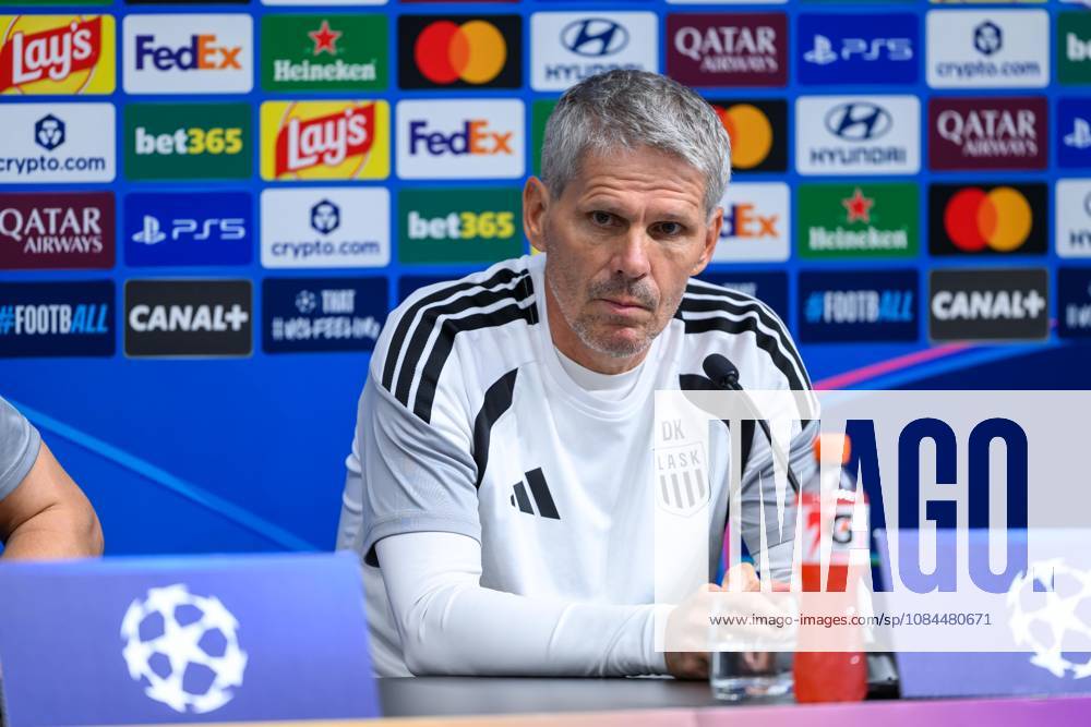 SOCCER - UEFA CL, LASK vs Liverpool LINZ,AUSTRIA,13.OCT.26 - SOCCER - UEFA Champions League, Linzer ASK vs Liverpool FC, preview, press conference, PK, Pressekonferenz LASK. Image shows head coach Dietmar Kuehbauer (LASK). GEPAxpictures xChristianxMoser