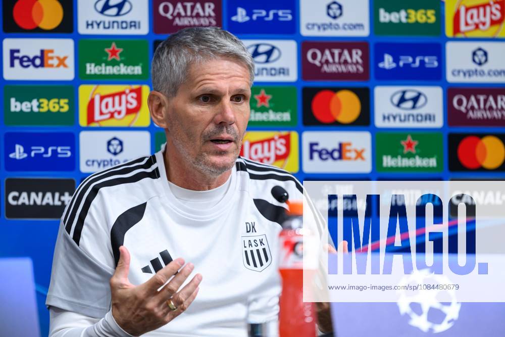 SOCCER - UEFA CL, LASK vs Liverpool LINZ,AUSTRIA,13.OCT.26 - SOCCER - UEFA Champions League, Linzer ASK vs Liverpool FC, preview, press conference, PK, Pressekonferenz LASK. Image shows head coach Dietmar Kuehbauer (LASK). GEPAxpictures xChristianxMoser
