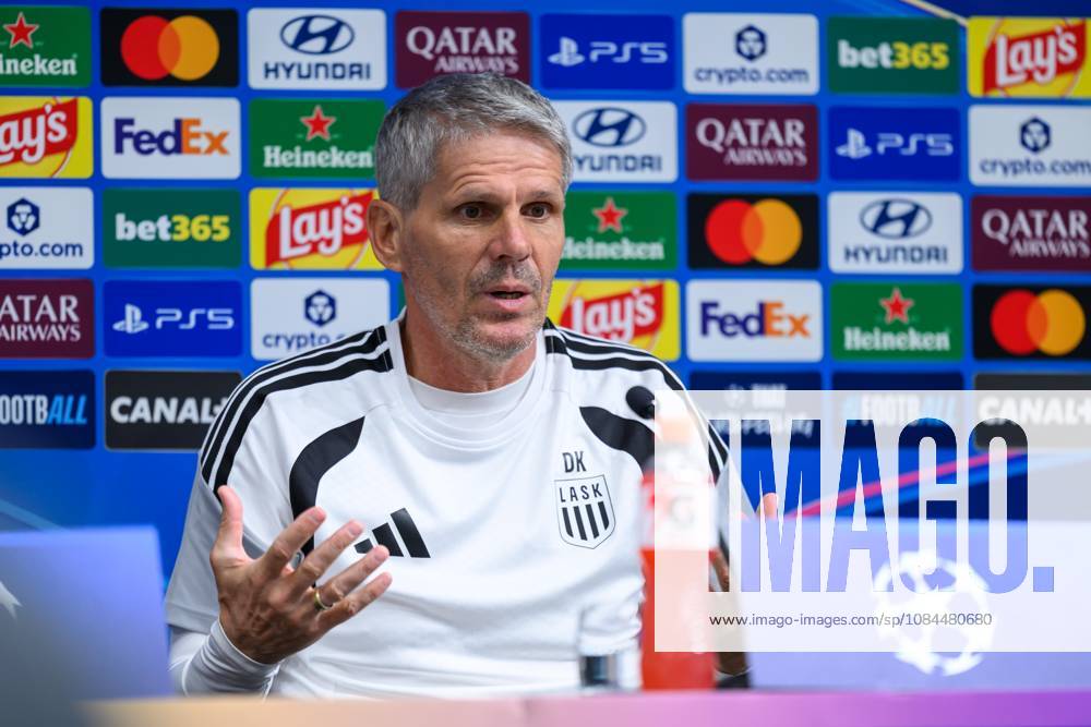 SOCCER - UEFA CL, LASK vs Liverpool LINZ,AUSTRIA,13.OCT.26 - SOCCER - UEFA Champions League, Linzer ASK vs Liverpool FC, preview, press conference, PK, Pressekonferenz LASK. Image shows head coach Dietmar Kuehbauer (LASK). GEPAxpictures xChristianxMoser